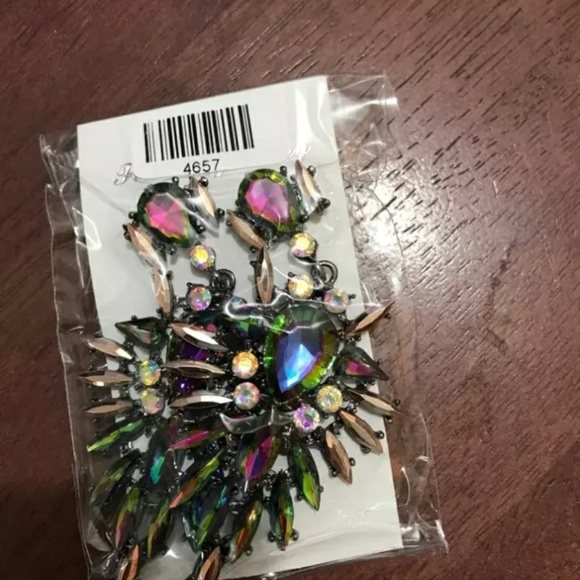 Earring - Picture 4 of 7